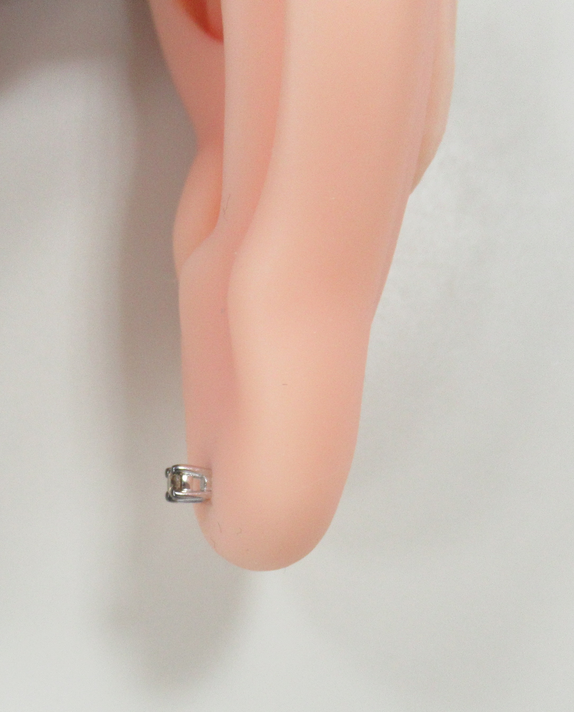 Серебряные серьги-пусеты с коньячными бриллиантами